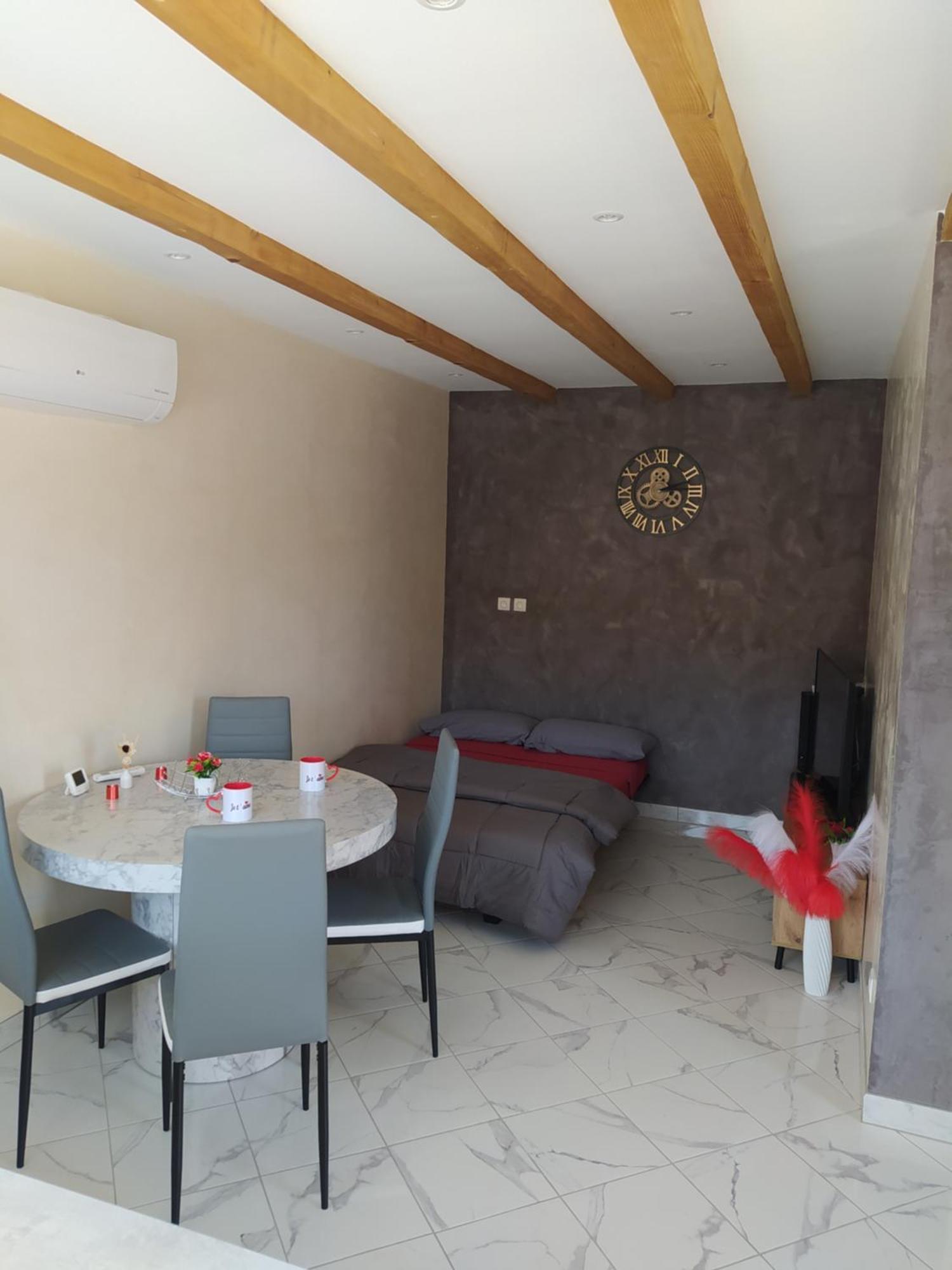 Studio Cosy Avec Terrasse Et Jacuzzi A Disposition De Mai A Aout Rians  Extérieur photo